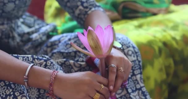 Frauenhände Mit Schönen Lotusblumen Hochwertiges Foto — Stockvideo