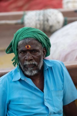 Hindistan, Kerala 15 Ocak 2023: Ulusal başlık takan ve alnında bindi olan bir adam kameraya sert bir şekilde bakıyor. Yüksek kalite fotoğraf
