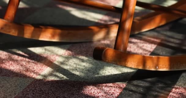 Sallanan Sandalye Sallanıyor Odada Hareket Ediyor Güneş Yaşlı Insanlar Için — Stok video