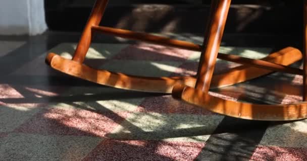 摇椅摇晃或在房间里移动 老年人的摇椅上阳光灿烂 它是舒适的家具 高质量的4K镜头 — 图库视频影像