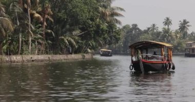 Alleppey India 15 Ocak 2023: Geleneksel Kettu Valam teknesindeyken köy halkının günlük faaliyetlerini gözlemleyin. 900 km 'lik labirent su dünyası var. - Evet. Yüksek kalite 4k görüntü