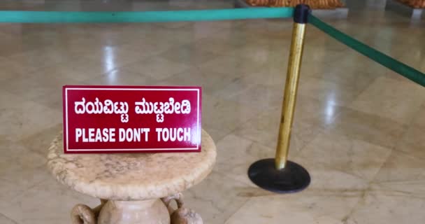 Sign Museum Says Please Dont Touch English Hindi Languages High — Stock Video
