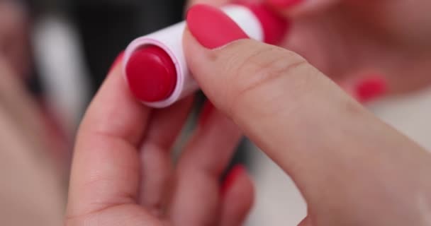 Женская Рука Красным Маникюром Открывает Закрывает Красную Помаду Погода Приходит — стоковое видео