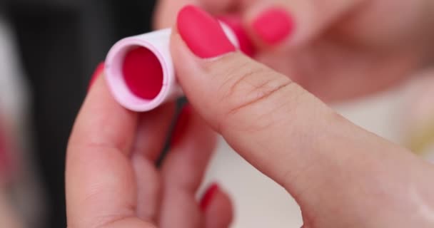 Una Mano Femenina Con Manicura Roja Abre Cierra Lápiz Labial — Vídeo de stock