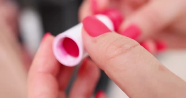 Een Vrouwelijke Hand Met Rode Manicure Opent Sluit Een Rode — Stockvideo