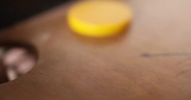 Carom board, carrom board, Hint geleneksel kapalı mekan oyunları, Carrom, Güney Asya kökenli bir masa üstü oyunudur. Yüksek kalite 4k görüntü