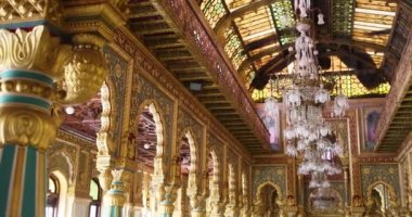 Mysuru, Karnataka Hindistan 20 Eylül 2022: Karnataka Hindistan Mysuru şehrindeki Ambavilas Sarayı 'nda Maharajah' ın özel mahkemesinin dramatik bir sahnesi. - Evet. Yüksek kalite 4k görüntü