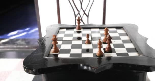 Черно Белая Шахматная Доска Черной Деревянной Поверхности Стационарном Положении Шахматными — стоковое видео