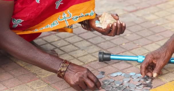 Indyjska Ręka Kobieca Zbiera Pieniądze Podłogi Liczy Liczenie Gotówki Ręku — Wideo stockowe