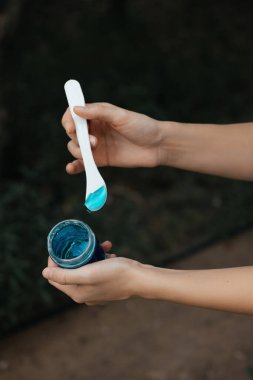 Yanağında kuvars silindirli masaj aleti kullanan bir kadının yakın plan portresi güzellik salonu cilt bakımı konseptinde yüz kabukları. Yüksek kalite 4k görüntü