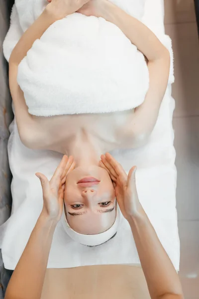 Kozmetik Uzmanı Spa Merkezinde Bir Sedyede Yatarken Kadına Yüz Masajı — Stok fotoğraf