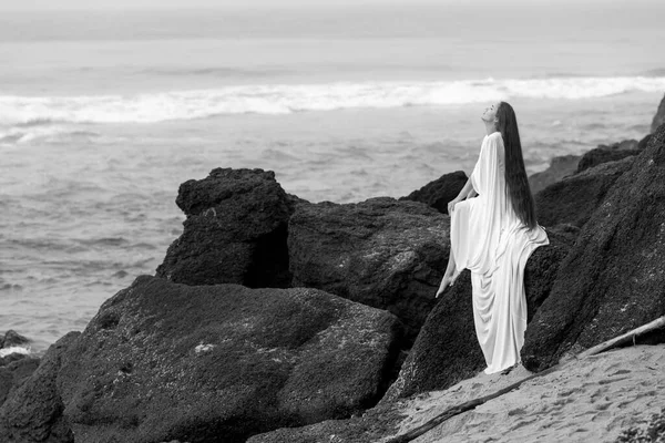 Beatifull Joven Vestido Novia Playa Negra Varkala Kerala Con Roca — Foto de Stock