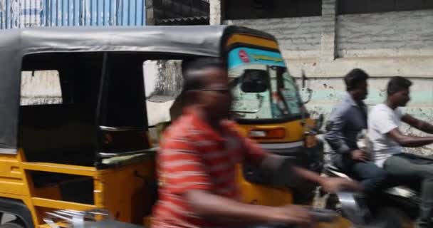 2023年1月28日インド ティルバナマライ市内の路上で自転車 車に乗っている 歩いている人もいる 交通はインドの都市で動いている 高品質4K映像 — ストック動画
