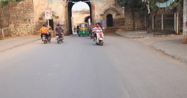 2023年1月28日インド ティルバナマライ市内の路上で自転車 車に乗っている 歩いている人もいる 交通はインドの都市で動いている 高品質4K映像 — ストック動画