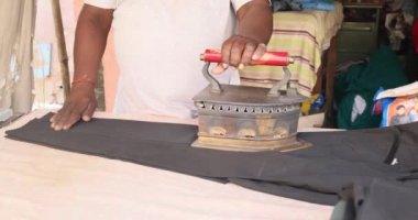 Hindistan, Tiruvanamalai 28 Ocak 2023: İnsanlar şehrin sokaklarında bisiklet, otobüs ve araba sürüyor. Bazıları yürüyor. Hint şehrinde trafik hareket ediyor. Yüksek kalite 4k görüntü