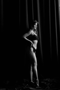 Selülit çıkarmak için estetik bant. Selülit tedavisi. Cilt kası dokusunu sıkılaştırmak ve kan dolaşımını iyileştirmek için modern vücut bakımı. Anti-selülit. Spor. Güzel vücut. Dikkat et..