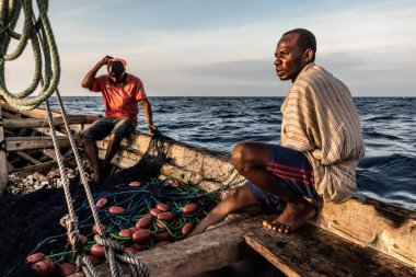 Dar es Salaam, Tanzanya - Mart 2023: Yerel balıkçılar eski bir teknede balık tutma sürecindeler. Yüksek kalite fotoğraf