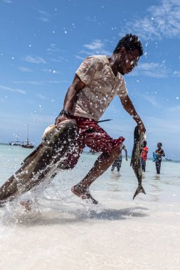 Dar es Salaam, Tanzanya - Mart 2021: Afrikalı balıkçıların Kivukoni Balık Pazarı 'ndaki günlük yaşamı. Afrika 'da kapalı zamanlar. Yüksek kalite fotoğraf. Yüksek kalite fotoğraf