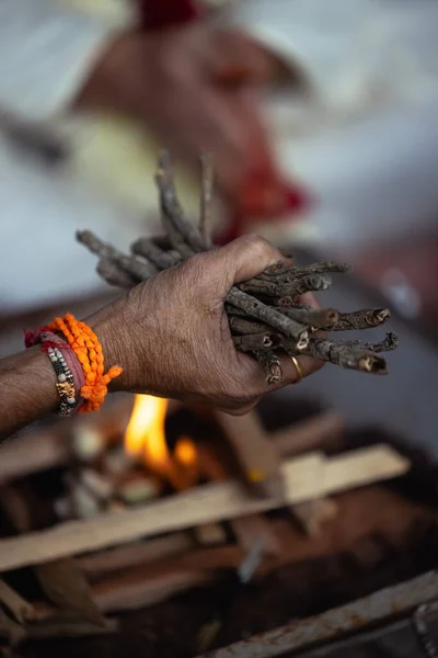 Durante Casamento Indiano Padre Realiza Ritual Com Fogo Madeira Para — Fotografia de Stock