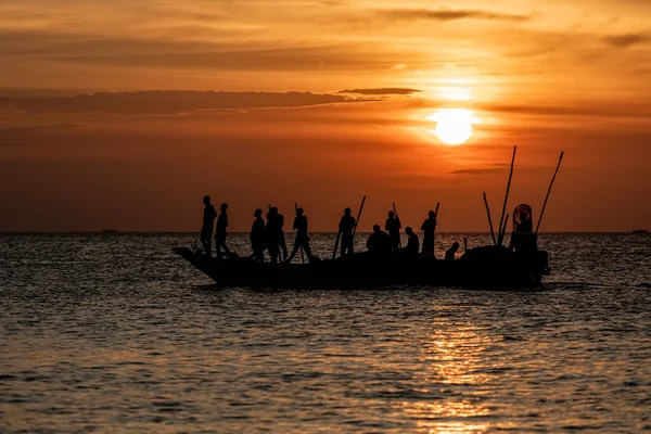 stock image Dar es Salaam, Tanzania - March 2023: Local fishermen are in the process of fishing on an old boat. High quality photo