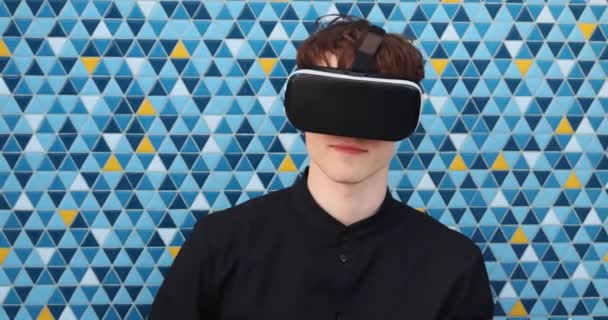 兴奋的千年头戴虚拟现实Vr耳机眼镜 英俊的男人 数字世界 高质量的4K镜头 — 图库视频影像