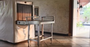 Bagajdaki yasak eşyaları tespit etmek için x-ray cihazı güneş tarafından vurgulanır. Yüksek kalite 4k görüntü