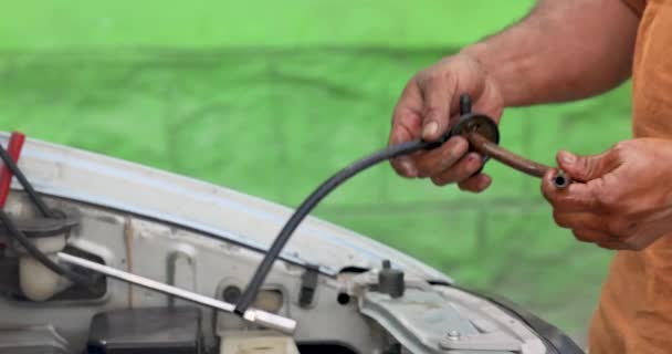 Close Uma Mecânica Automóveis Mãos Reparar Sistema Travagem Carro Ele — Vídeo de Stock