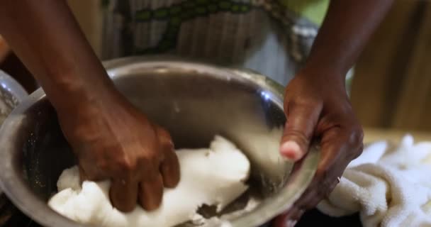 手的特写 一位妇女正在为饭团做面团准备 饭团也被拼写为Idli或Idlis 这道菜从印度南部来 通常是早餐或晚餐用的 是用调料做的 — 图库视频影像