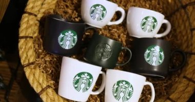 DUBAI - Kasım 2022 Starbucks kırmızı beyaz ve siyah bardaklar Starbucks 'ta masanın üstünde. Yüksek kalite 4k görüntü