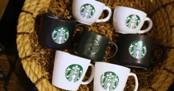 Dubai Νοέμβριος 2022 Starbucks Κόκκινο Λευκό Και Μαύρο Κύπελλα Στο — Αρχείο Βίντεο