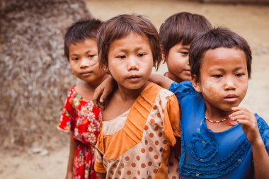 Myanmar, 18 Şubat 2021: Myanmar 'ın ıssız bölgelerinde yaşayan kabileler. Yüksek kalite fotoğraf