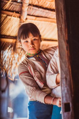 Myanmar, 18 Şubat 2021: Myanmar 'ın ıssız bölgelerinde yaşayan kabileler. Yüksek kalite fotoğraf