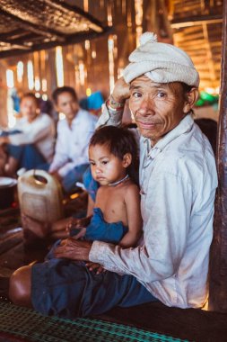 Myanmar, 18 Şubat 2021: Myanmar 'ın ıssız bölgelerinde yaşayan kabileler. Yüksek kalite fotoğraf