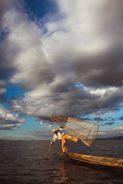 Silueta Tradičního Rybáře Dřevěné Lodi Inle Lake Mlhou Východ Slunce — Stock fotografie