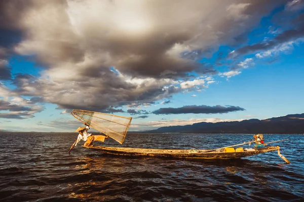 Силуэт Традиционного Рыбака Деревянной Лодке Озере Инле Рассветом Тумана Мьянма — стоковое фото