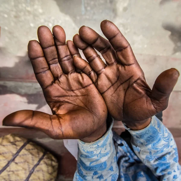Mãos Calejadas Homem Trabalhador Com Pele Escura Contam Uma História — Fotografia de Stock