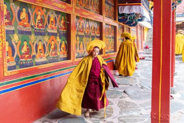 Tibet 'teki Budist manastırında keşişler, 8-2019. Yüksek kalite fotoğraf