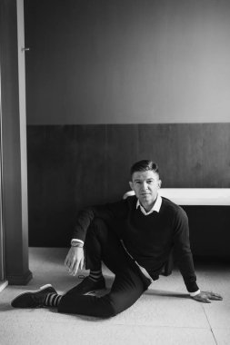 Yakışıklı adamlar portre stüdyosunda. Yüksek kalite fotoğraf