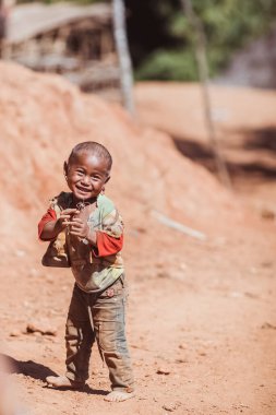 Myanmar, 18 Şubat 2021: Myanmar 'ın ıssız bölgelerinde yaşayan kabileler. Yüksek kalite fotoğraf. Yüksek kalite fotoğraf