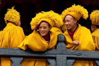 Tibet 'teki Budist manastırında keşişler, 8-2019. Yüksek kalite fotoğraf