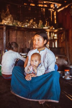 Myanmar, 18 Şubat 2021: Myanmar 'ın ıssız bölgelerinde yaşayan kabileler. Yüksek kalite fotoğraf. Yüksek kalite fotoğraf