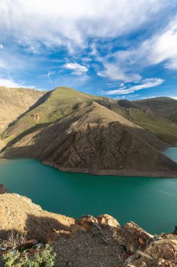 Yamdrok Gölü, Tibet 'te bir tatlı su gölüdür ve Tibet' in en büyük üç kutsal gölünden biridir. Uzunluğu 72 km 'den fazla. Göl birçok kar dağıyla çevrilidir. Yüksek kalite fotoğraf