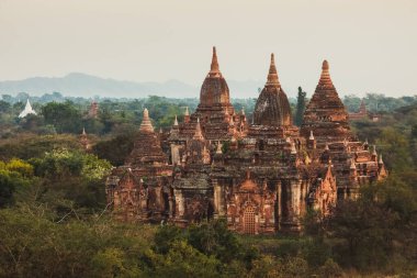 BAGAN, MYANMAR - 21 HAZİRAN 2019 Sunrise Shoving in old city. Yüksek kalite fotoğraf