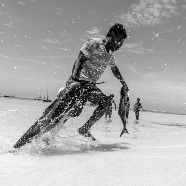 Zanzibar Tanzânia Janeiro 2018 Homem Bonito Corre Com Uma Captura — Fotografia de Stock