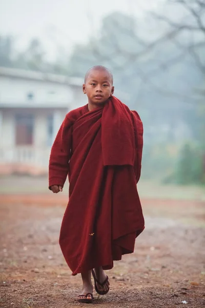 Юго Восточноазиатские Юные Буддийские Монахи Мьянма Ходят Утренним Подаянием Мьянме — стоковое фото