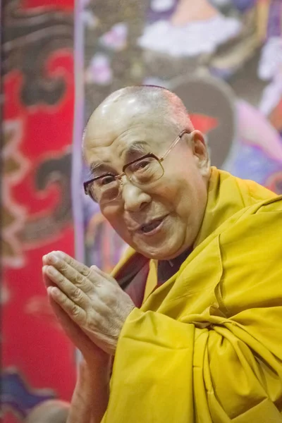 Riga Letônia Junho Sua Santidade Xiv Dalai Lama Saúda Seus — Fotografia de Stock