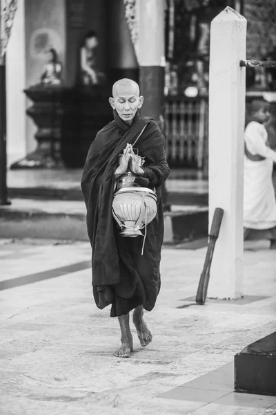 Bagan Myanmar April 2018 Buddistiska Nybörjare Munk Myanmar Går Gatan — Stockfoto