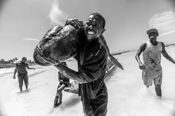 Zanzibar Tanzânia Janeiro 2021 Homem Africano Corre Com Uma Rica — Fotografia de Stock
