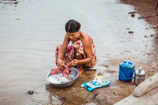 Myanmar Fevereiro 2021 Uma Garota Local Está Lavando Roupas Rio — Fotografia de Stock