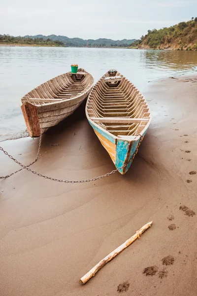 Две Рыбацкие Лодки Рассвете Пляже Высокое Качество Фото — стоковое фото